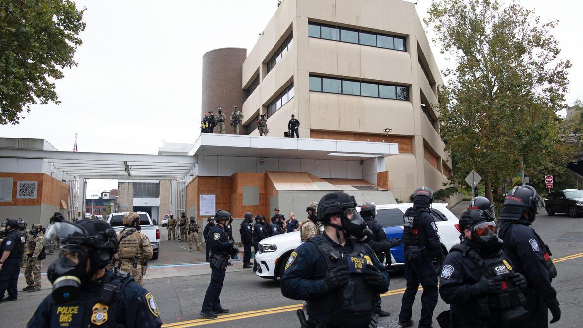 Agentes frente a las instalaciones de Inmigración y Control de Aduanas en Portland, Oregón.