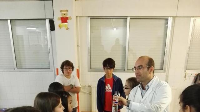 Alumnos participantes na experiencia científica no colexio Escultor Acuña de Vigo.