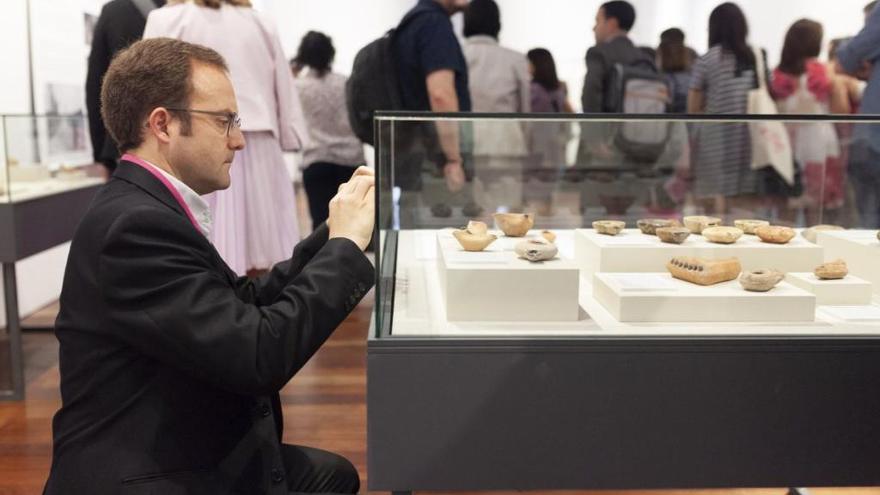 Varios visitantes en la muestra del Museo de Zamora.