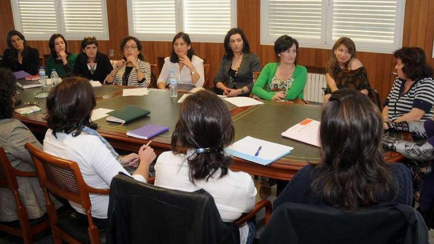 Reunión de trabajadoras de CIM de varios concellos en el edificio judicial de A Parda. // R.V.