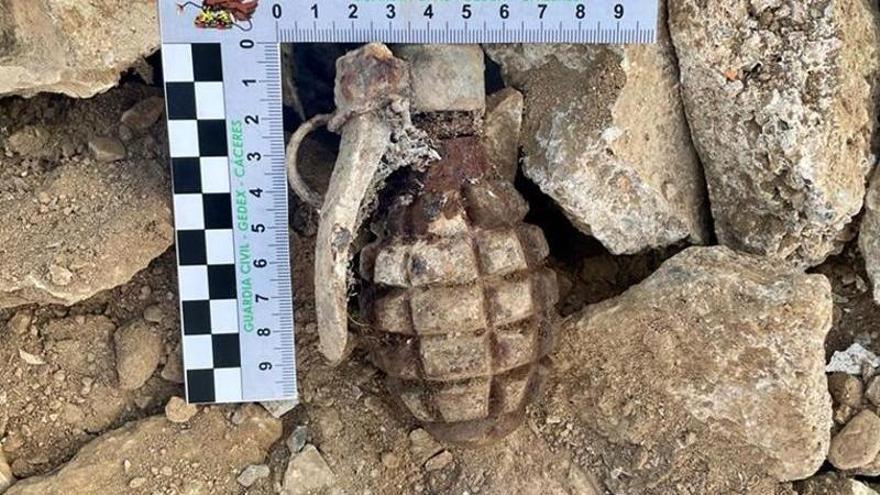 La Guardia Civil desactiva una granada de mano en Zahínos