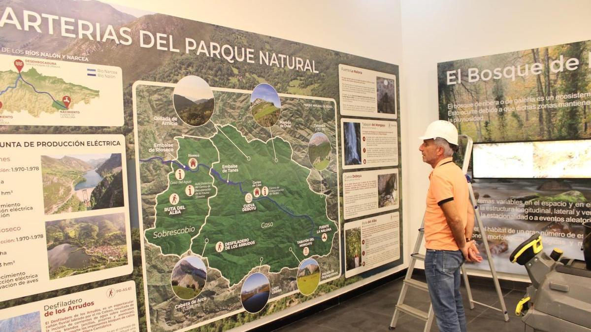 Marcelino Martínez, junto a uno de los nuevos paneles explicativos de la exposición.