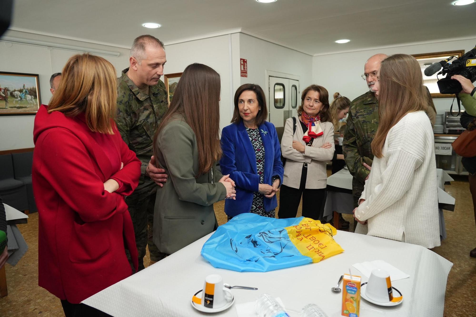 Visita de la ministra de Defensa a los 47 familiares de combatientes ucranianos que pasan dos semanas en el Grau de Castelló