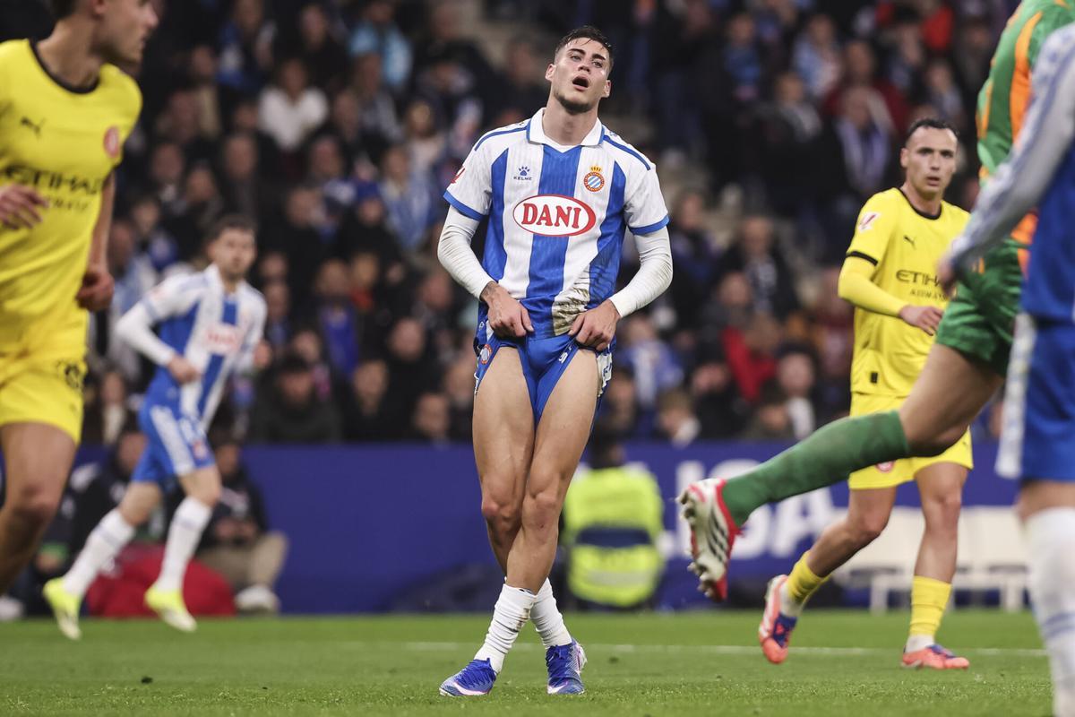 Roberto se lamenta durante el partido contra el Girona.