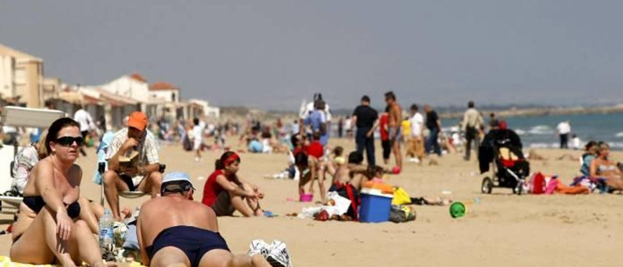 Imagen de una de las playas de Guardamar en verano.