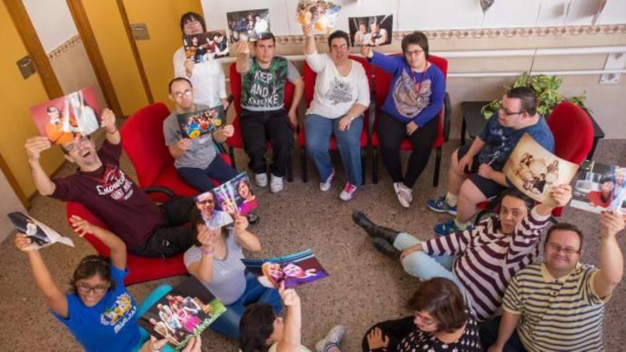 Los protagonistas del calendario miran las fotos que les hicieron.