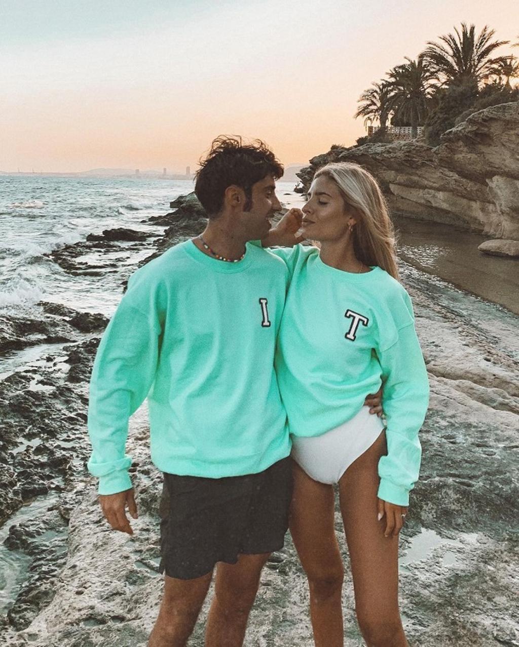 'Couple twinning': Teresa Andrés Gonzalvo y su novio Ignacio Ayllón con sudaderas personalizadas a juego de Anitials. 