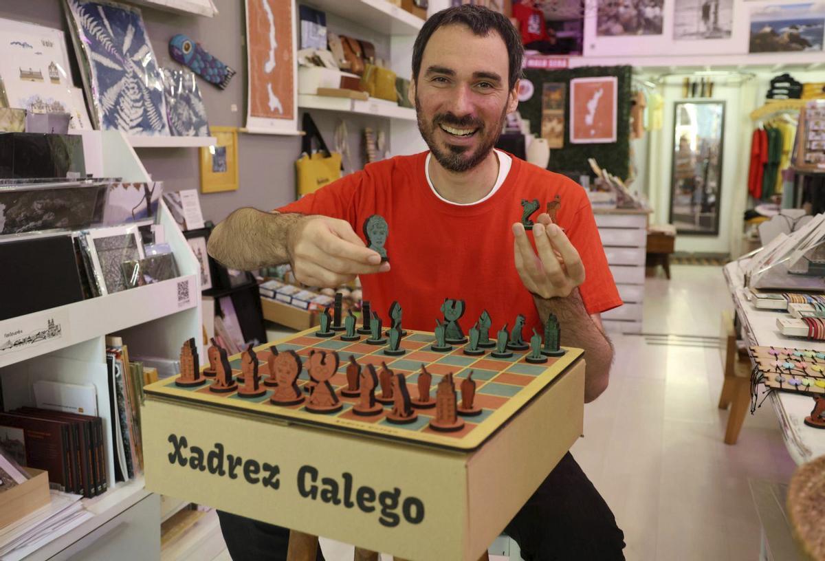 El artesano pontevedrés David Rodríguez muestra varias piezas de su ajedrez gallego.