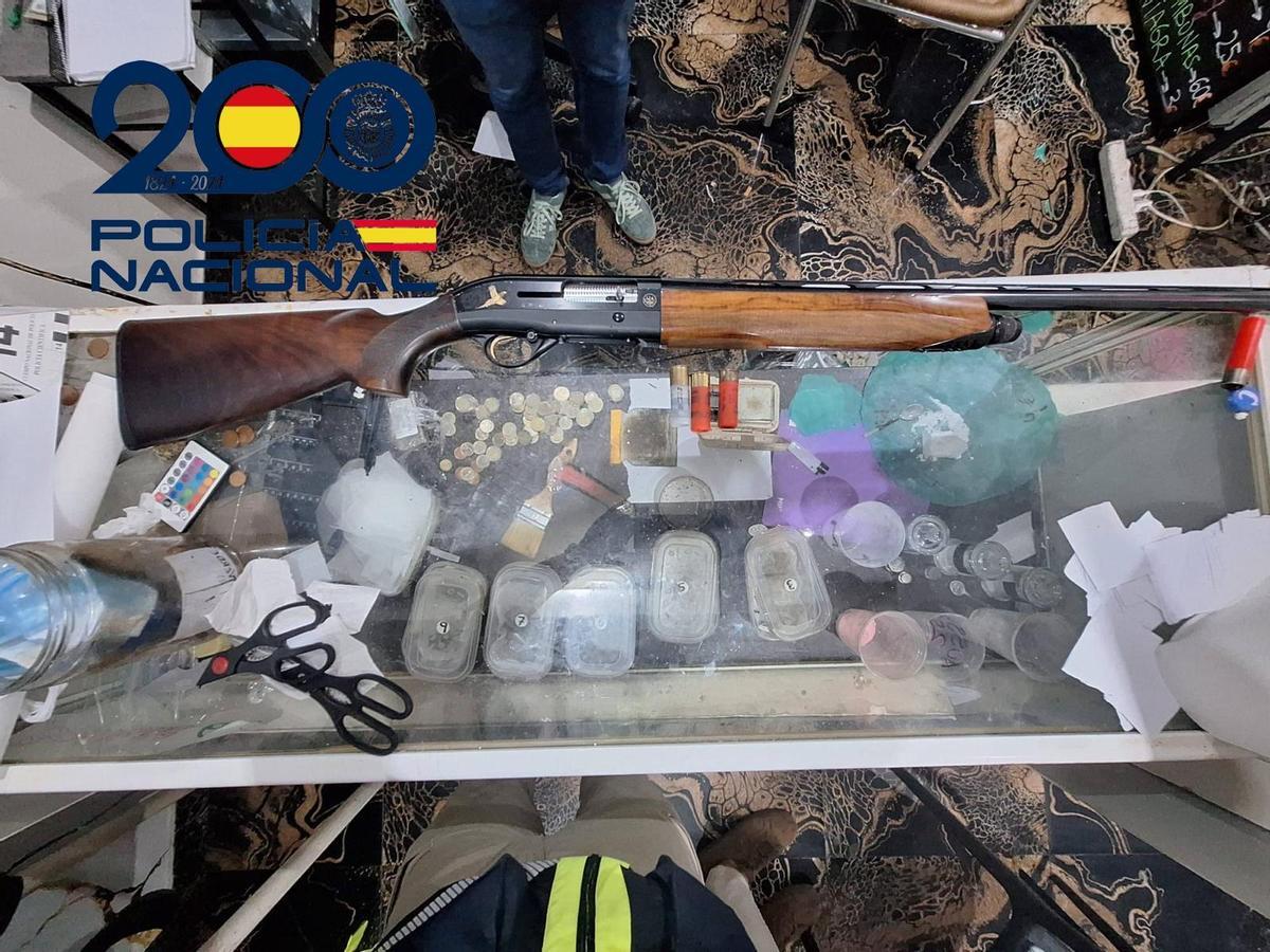 Escopeta y drogas intervenidas en una operación en las Tres Mil Viviendas.