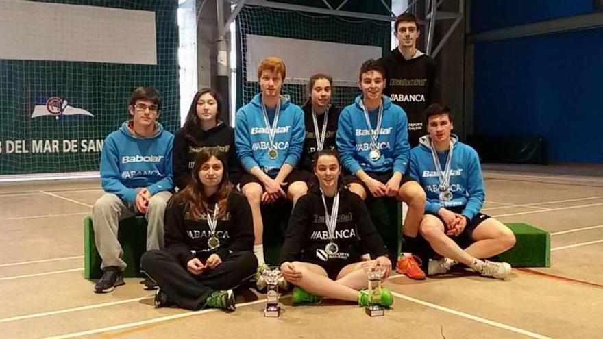 Los jugadores estradenses posan con sus medallas tras la competición celebrada en A Coruña.