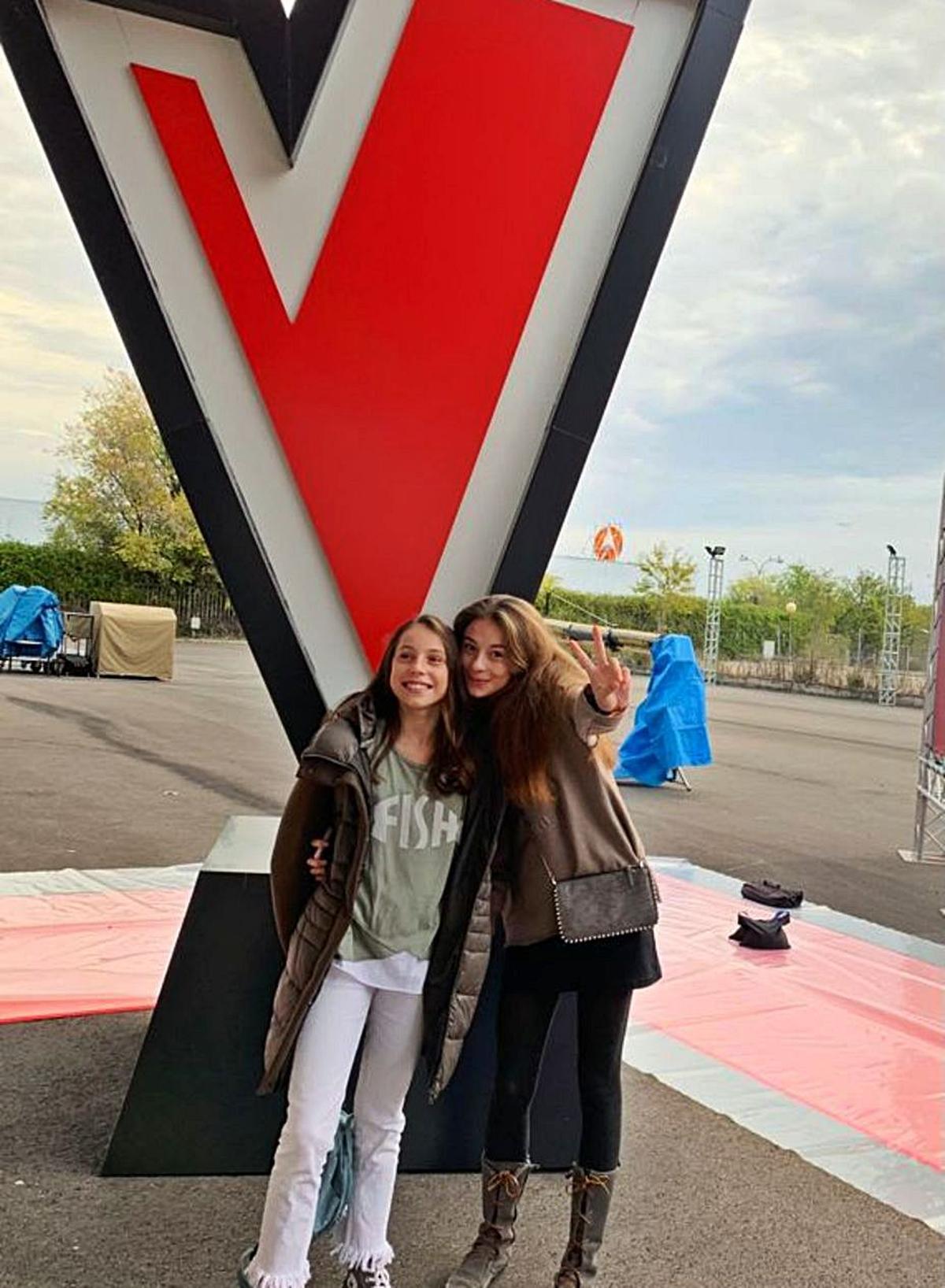 Carmen Puente Soria y su hermana a la puerta de los estudios. | Cedida