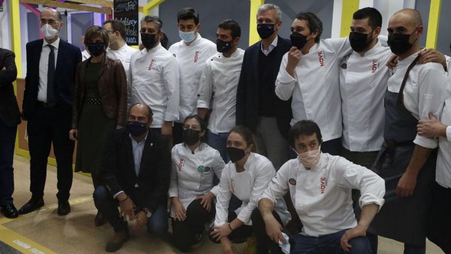 Rueda, en el centro, con los cocineros del Grupo Nove. | // R. GROBAS