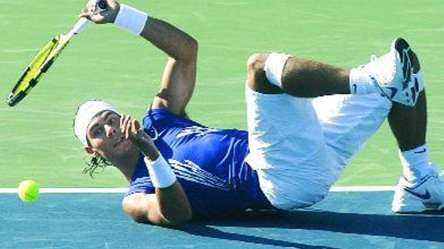 Rafa Nadal intenta un golpe inverosímil ayer, en el torneo de Toronto. / Reuters
