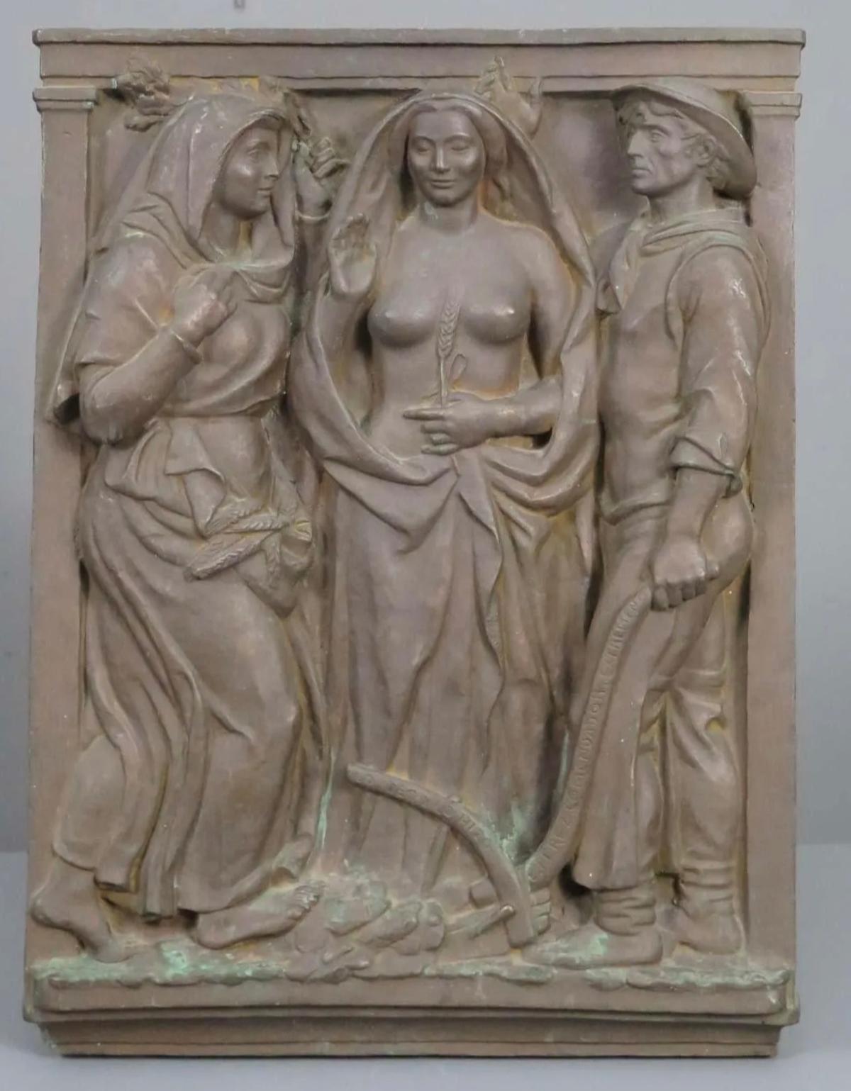 El bajorrelive del monumento Hernando de Soto robado hace 27 años en Badajoz.