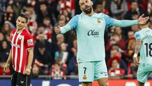 Galarreta y Muriqi, durante el último enfrentamiento entre el Athletic y el Mallorca.