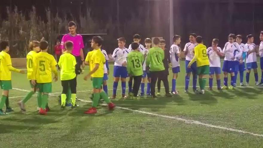 Grata sorpresa para un niño en un partido de fútbol base