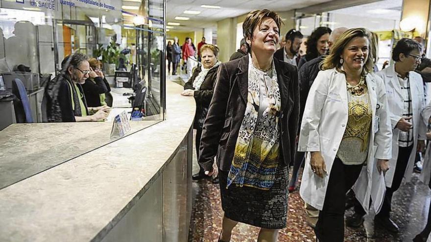 La conselleira Rocío Mosquera y la gerente Eloína Núñez, ayer en el hospital. // Brais Lorenzo