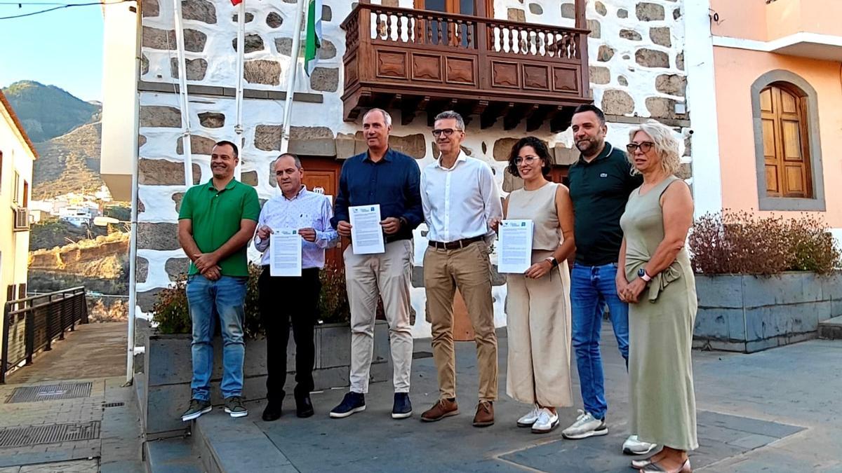 Imagen de  los concejales que han presentado la moción en Valsequillo a primera hora de la mañana de hoy.