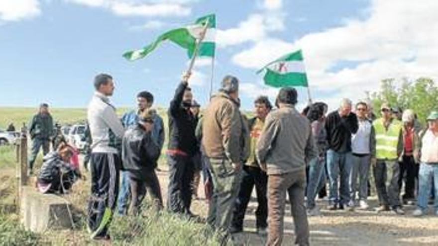 Desalojan de la finca Somonte a los jornaleros del SAT