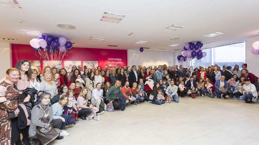 Personal del Materno con las familias con niños prematuros que asistieron al estreno del cortometraje, ayer.