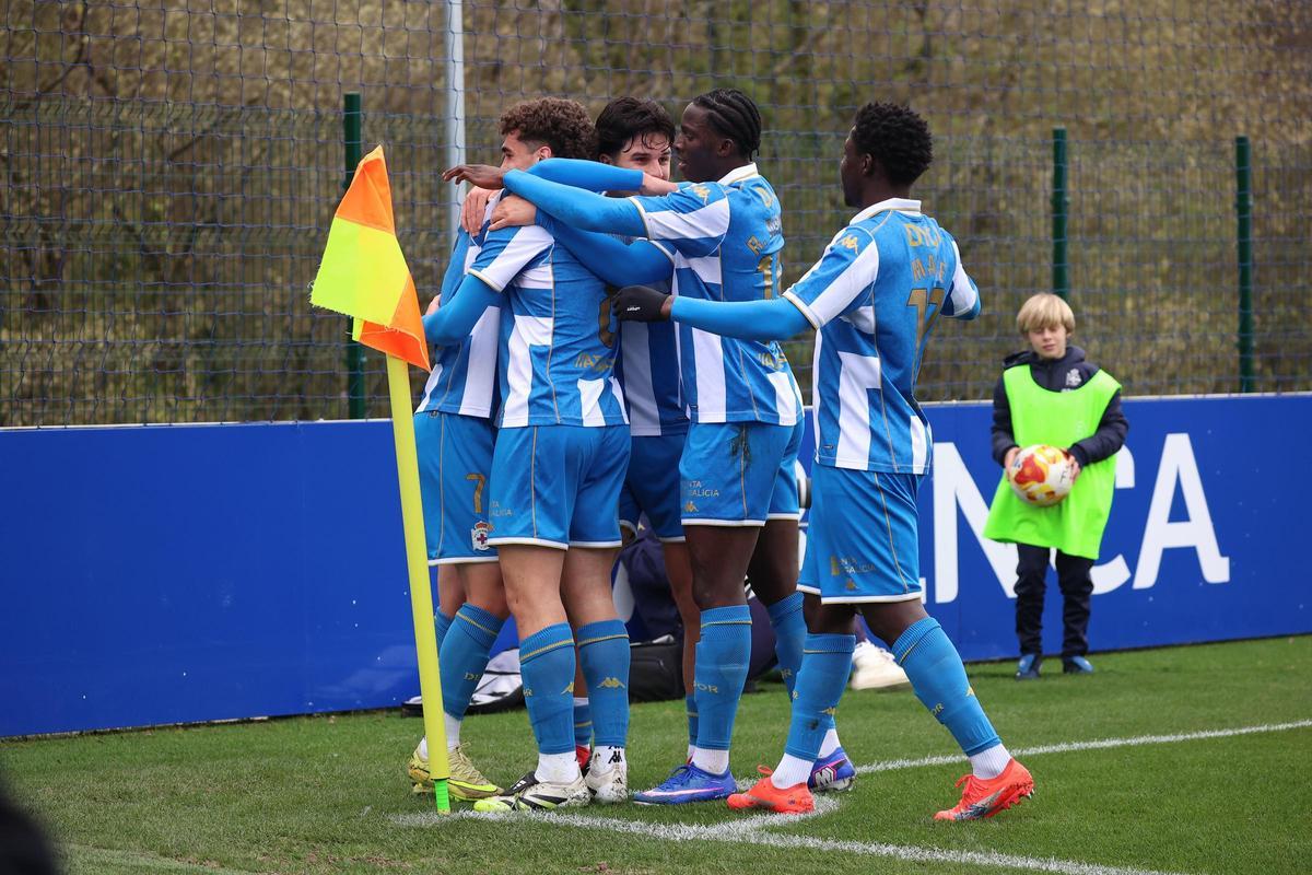 Los jugadores del Fabril celebran un gol contra el Rayo Cantabria en Abegondo esta temporada.
