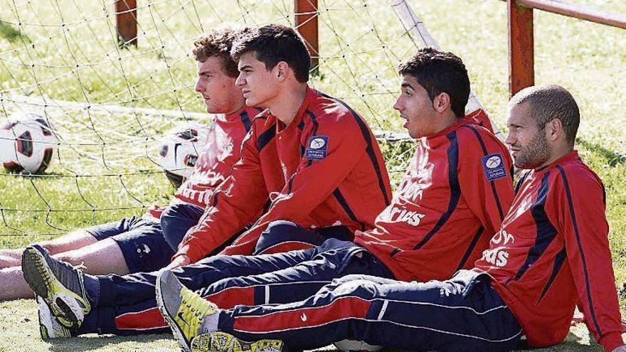 Sergio y José Ángel -en el centro de la imagen-, durante su época juntos en el Sporting, junto a Lora y Juan Muñiz.