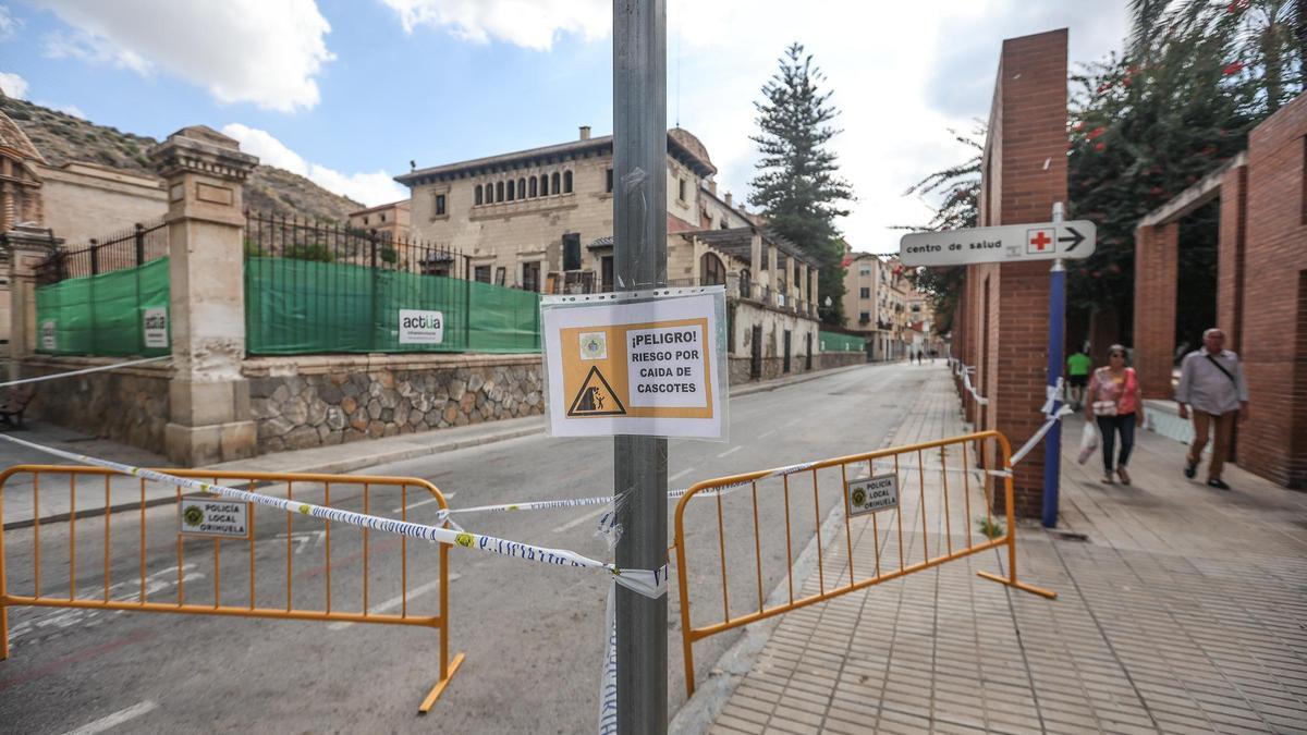 Cartel que avisa del peligro en la calle Hospital, cerrada el tránsito, por el riesgo de la caída de cascotes del Palacio de Rubalcava.