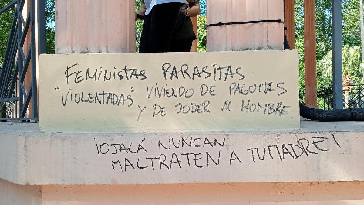 La pintada que se puede leer en el templete del parque Ribalta de Castelló.