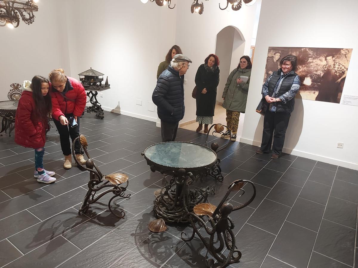 En imágenes: La primera visita guiada al "Universo Herminio", un éxito en La Caridad