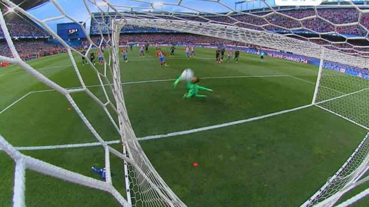Keylor Navas no alcanzó al balón picado por Griezmann