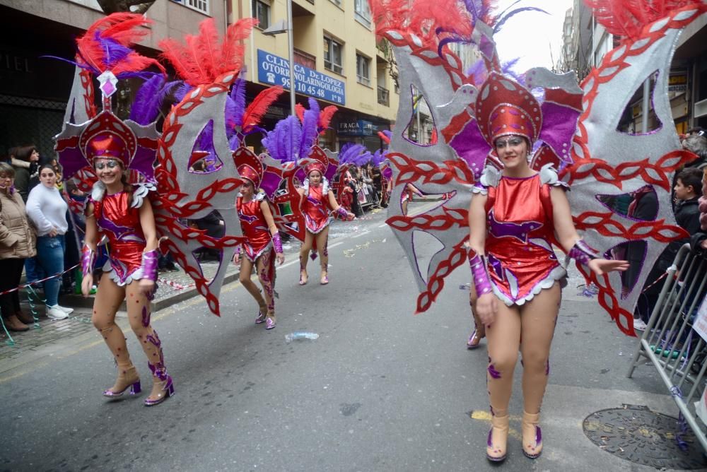 El desfile de comparsas llena las calles de la ciudad de disfraces, colores y buen humor.