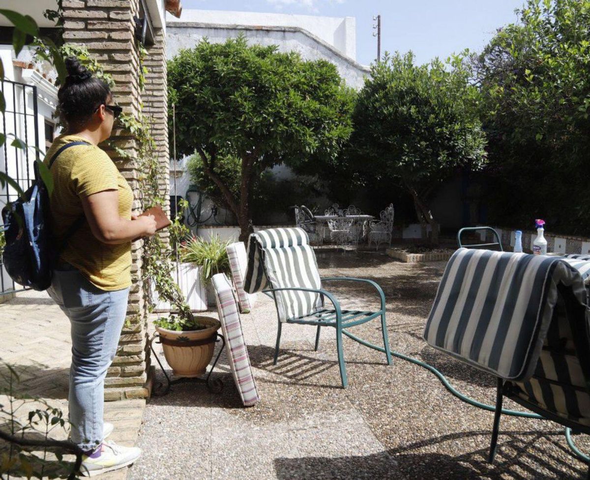 Patio de una de las viviendas que se suelen alquilar en Cerro Muriano durante el verano.