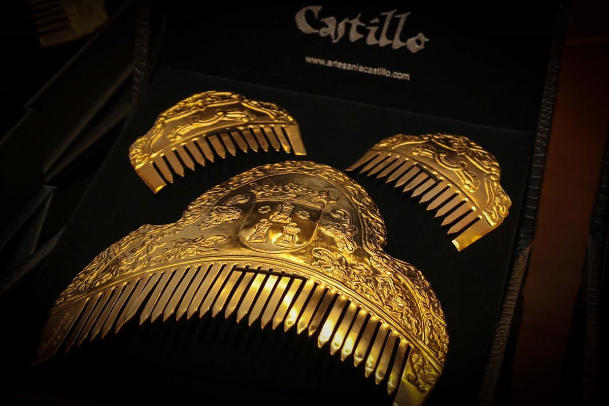 Detalle de las peinetas entregadas a las falleras mayores