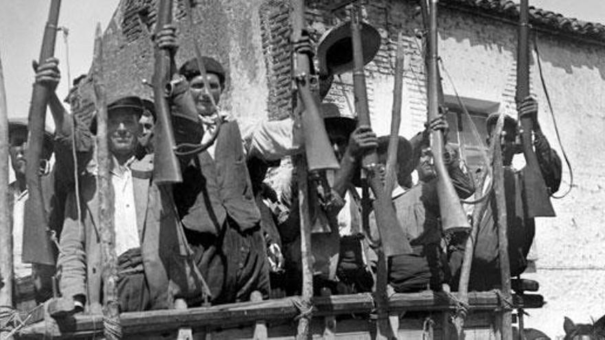 Campesinos levantan armas en el inicio de la Guerra Civil.