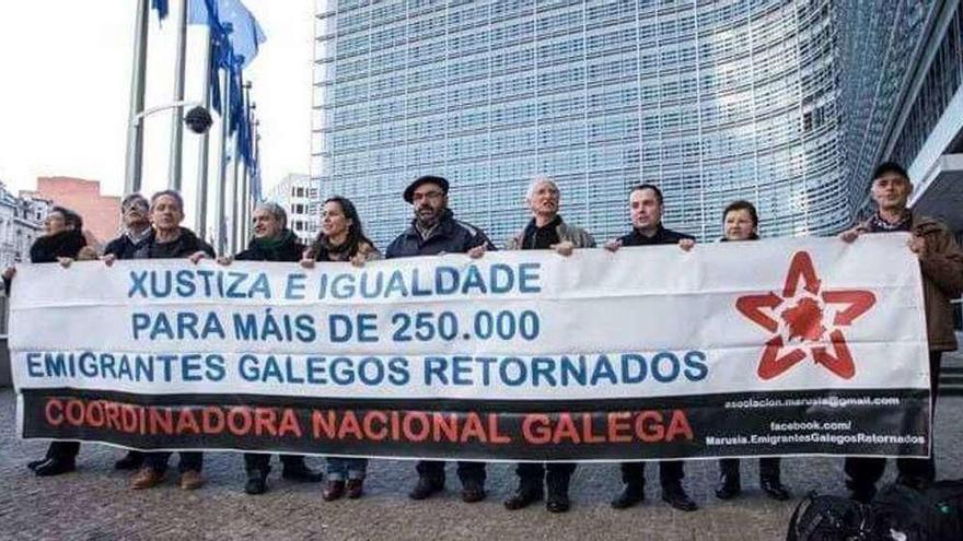 Ana Miranda, del BNG, con representantes de la plataforma de emigrantes retornados durante la presentación de la denuncia en Bruselas hace un año.