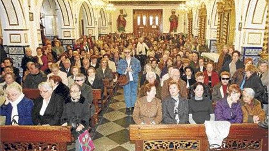 Devotos de Santa Lucía, en el interior de la ermita que ya ha sido restaurado.