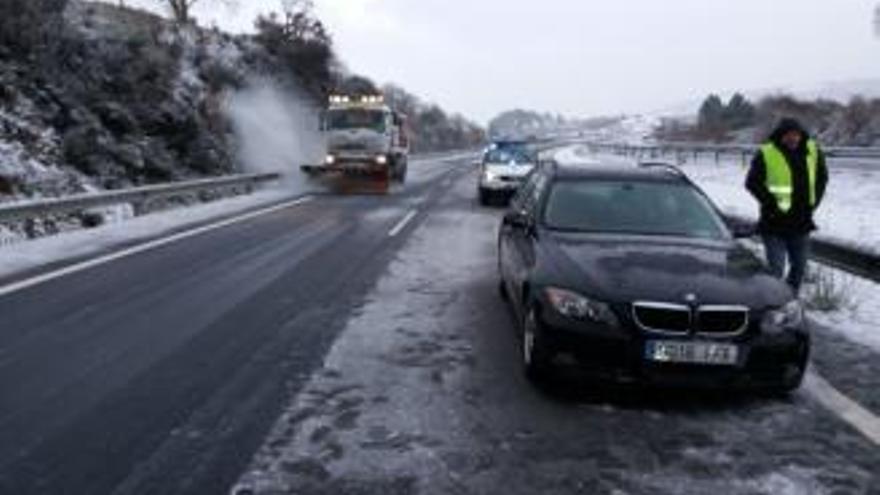 Un vehículo que sufrió una salida de vía en A Gudiña / FdV