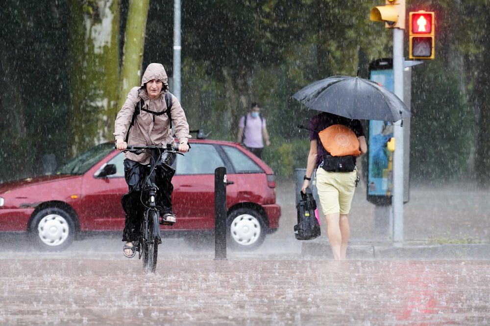 Un ruixat intens deixa més de 20 litres en pocs minuts a Girona