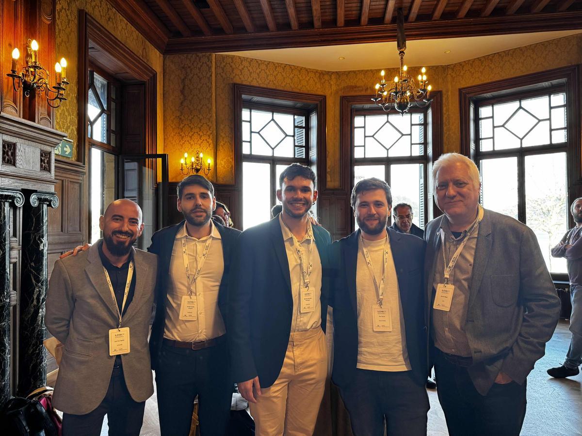 Juan Aguilar, Daniel Cazalla y Abraham Morales, de Surlabs (los tres a la izquierda de la imagen), en el Palacio de Miramar de San Sebastián durante la presentación de su demostrador de 'fact checking' realizado para la Universidad del País Vasco (UPV). Junto a ellos, Iker García Ferrero, investigador en inteligencia artificial de dicha universidad, con el que han colaborado para ese proyecto; y Germán Rigau, subdirector del Centro de Investigación HiTZ en la UPV.