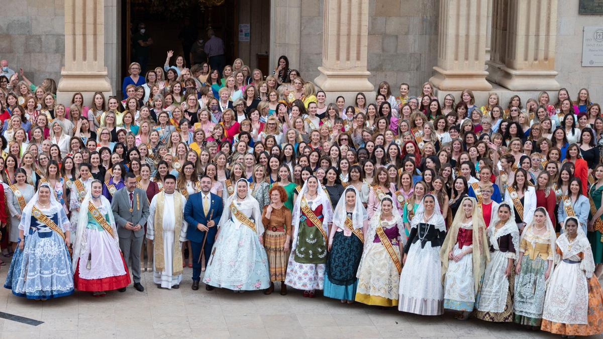 Unas 350 reinas y damas de los últimos 75 año de fiestas participaron recientemente en la ofrenda floral al patrón de Vila-real, Sant Pasqual.