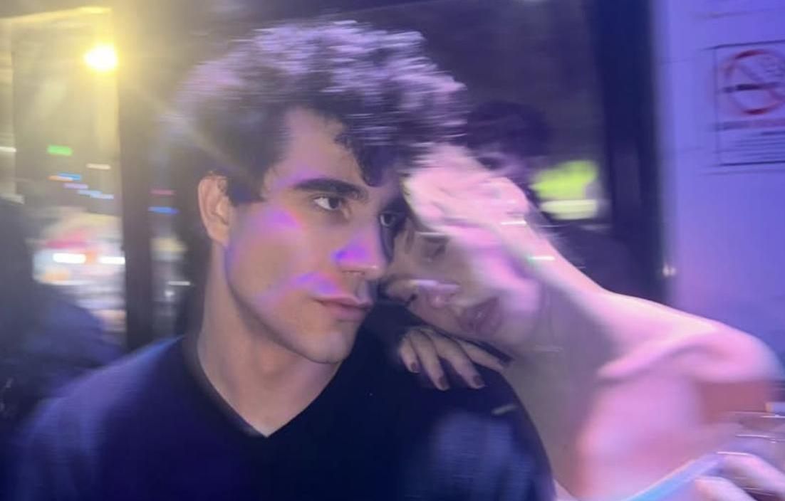 Javier Calvo y Ester Expósito han disfrutado dle cumple de una amiga en común.