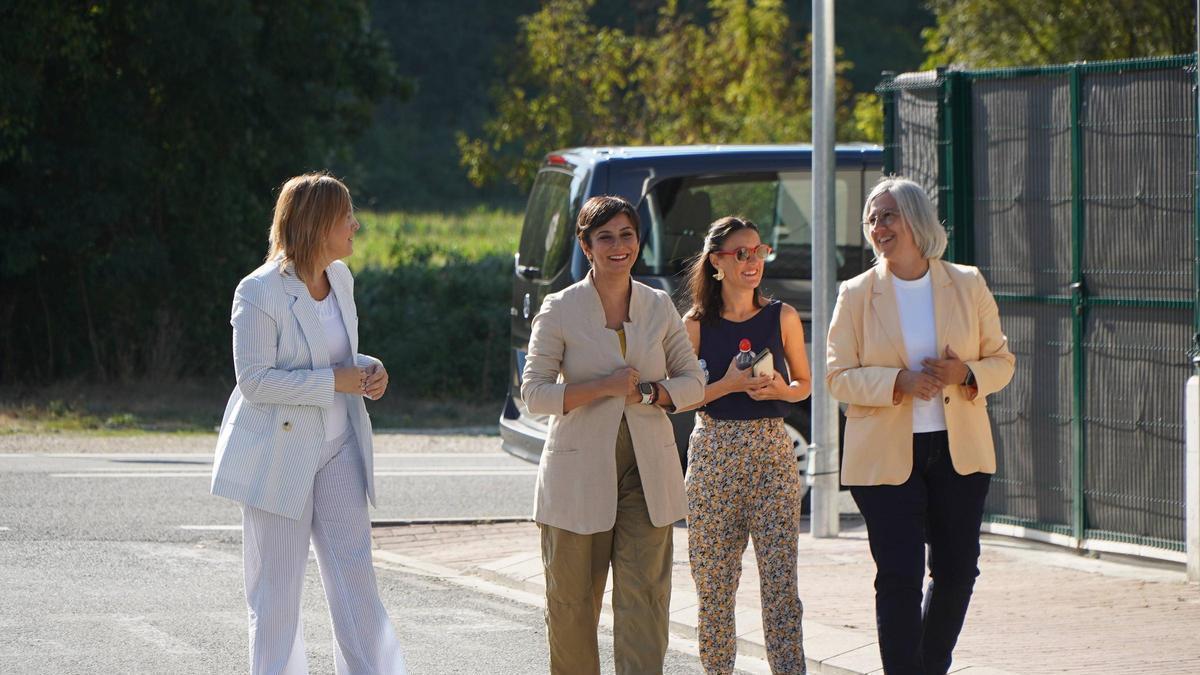 La ministra Isabel Rodríguez, este miércoles en una visita a un complejo residencial en Lekunberri.