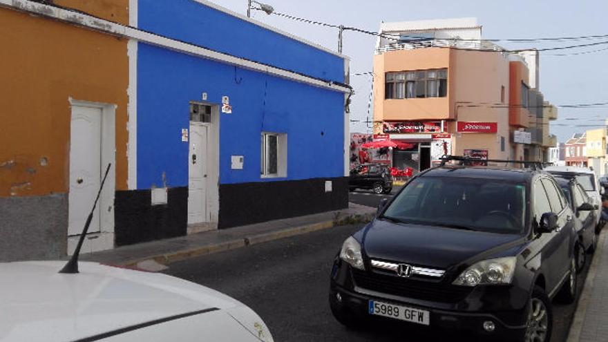 El club de alterne, en la vivienda azul que hace esquina, en el barrio teldense de El Calero.