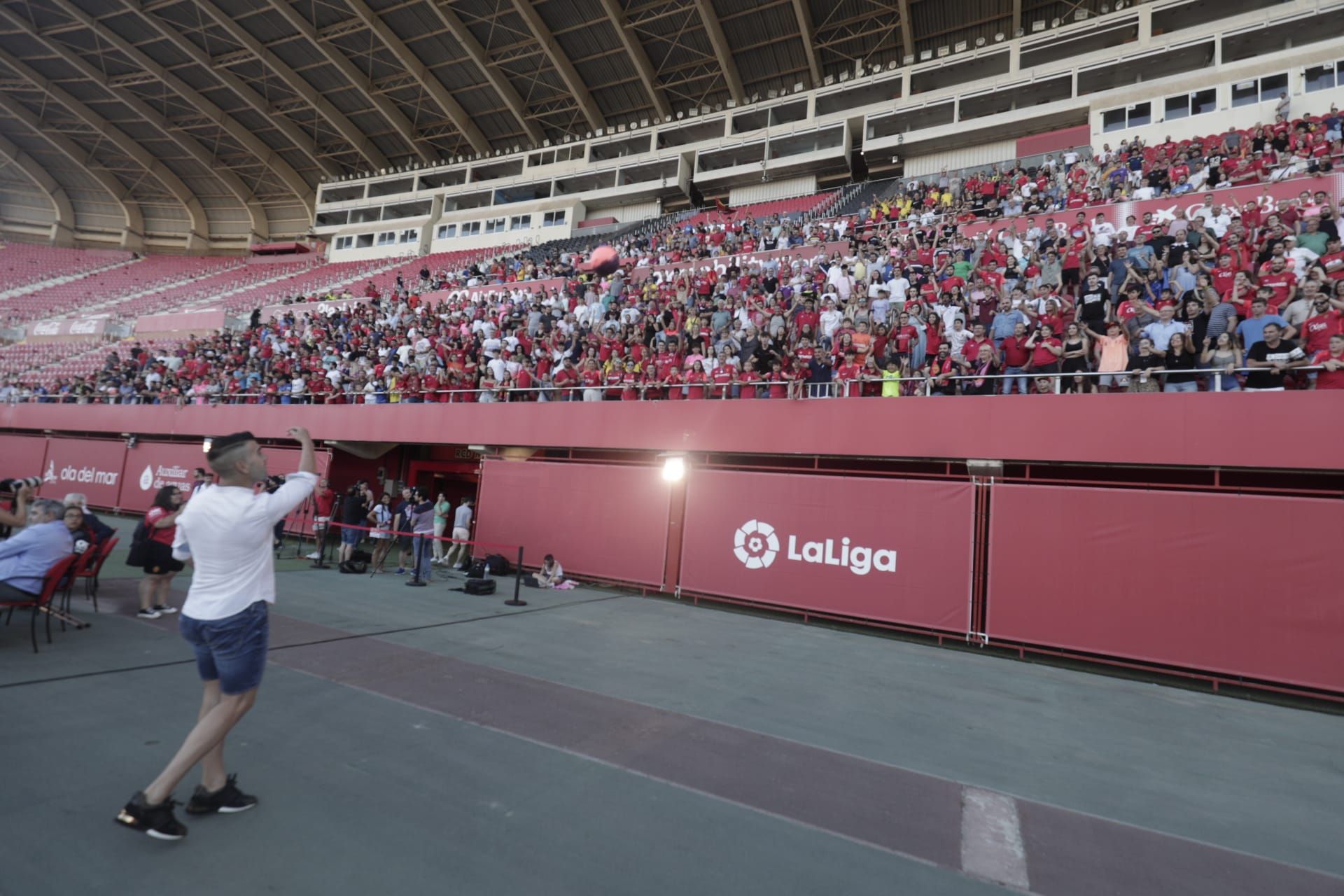 Unos dos mil seguidores del RCD Mallorca se despiden de Reina y Salva Sevilla en Son Moix