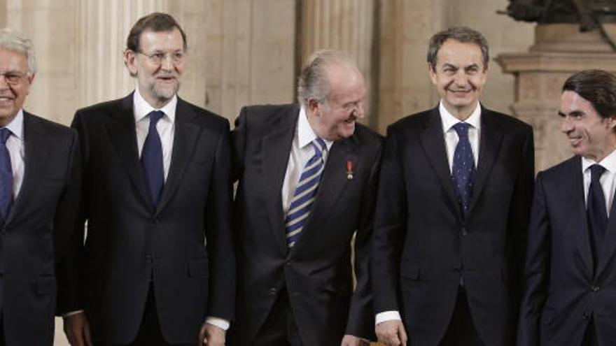 Rajoy, junto a los expresidentes del gobierno y el Rey en una imagen de archivo.