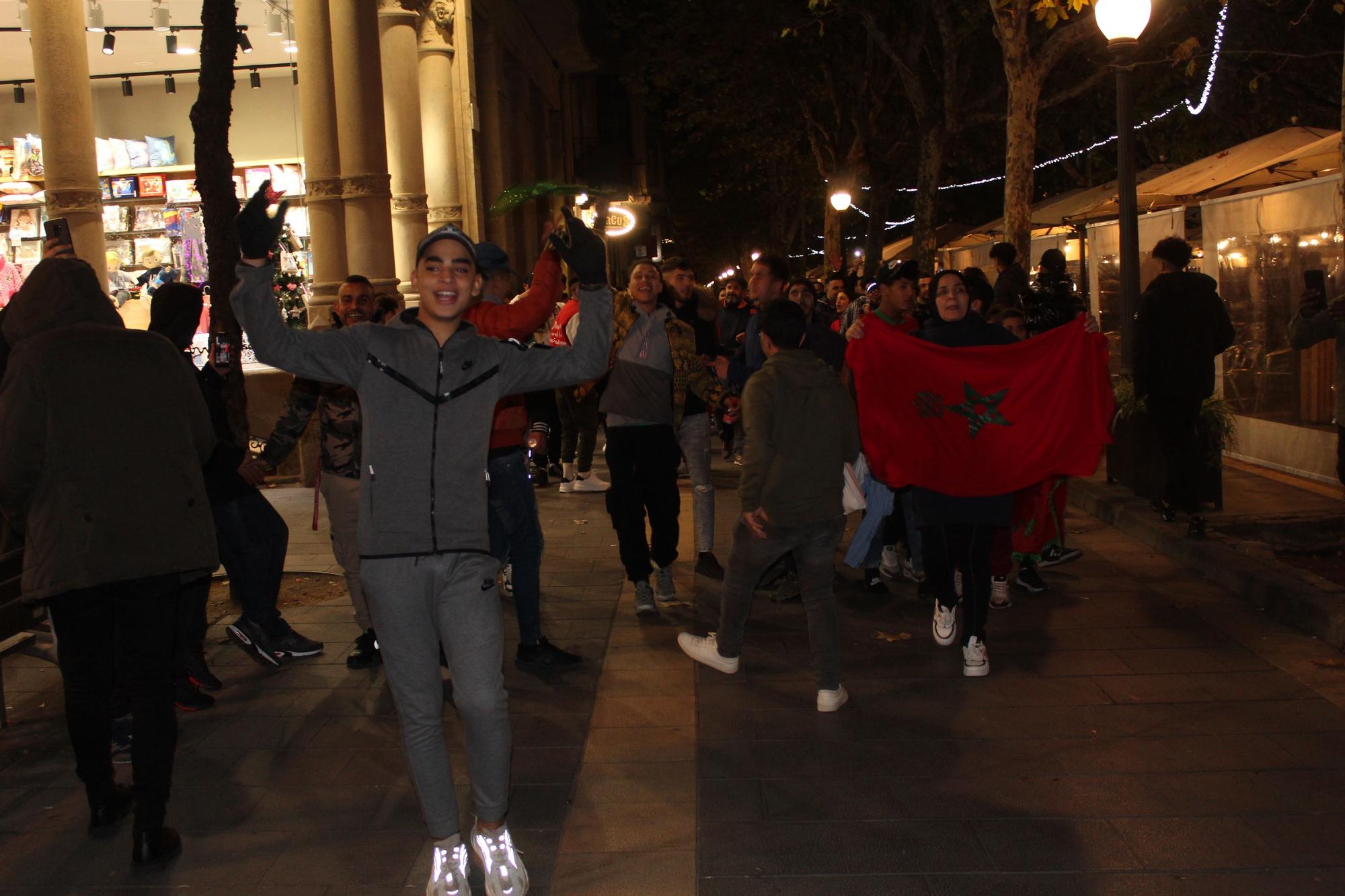 Eufòria entre la comunitat marroquí de Manresa en la celebració de la victòria contra Espanya al Mundial de Qatar