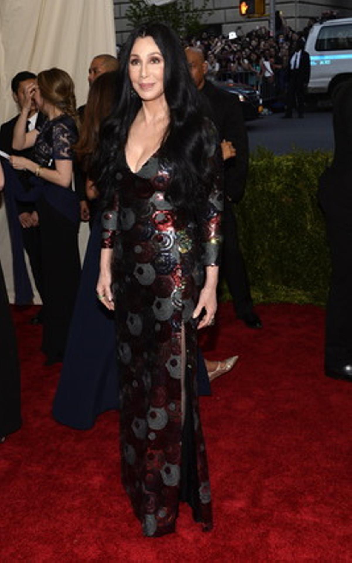 Un año más, Cher acudió a la gala benéfica. Su Marc Jacobs puso un poco de cordura a la noche.
