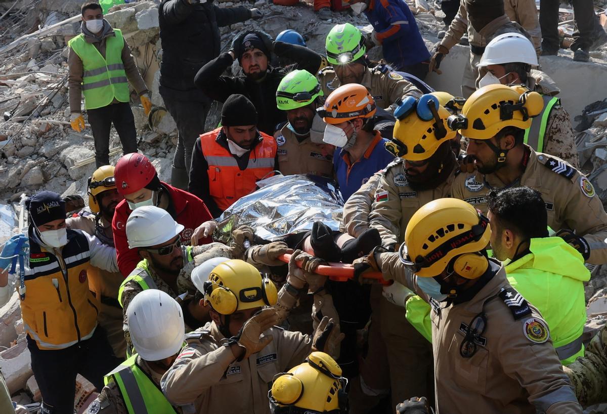 Saadet Sendag, una mujer turca que fue rescatada después de 177 horas, mientras continúa la búsqueda de supervivientes, después de un terremoto mortal en Hatay, Turquía, el 13 de febrero de 2023