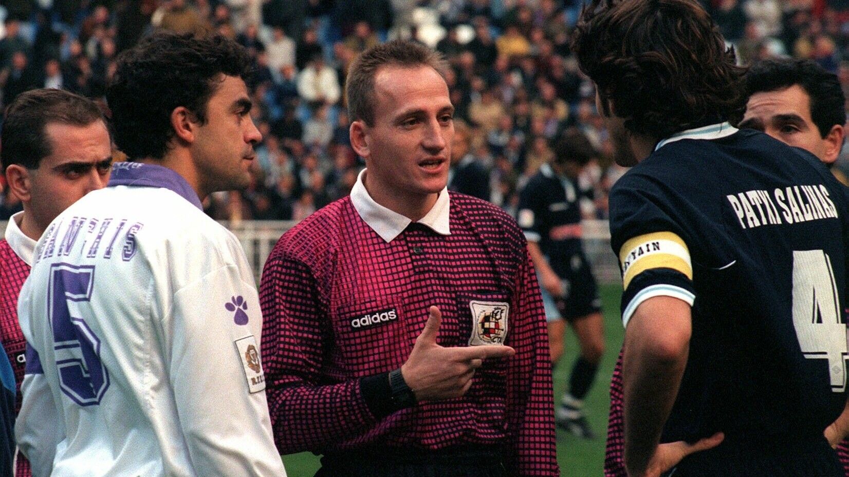 El árbitro López López con los capitanes de Madrid (Sanchís) y Celta (Salinas) durante la huelga arbitral de 1997.