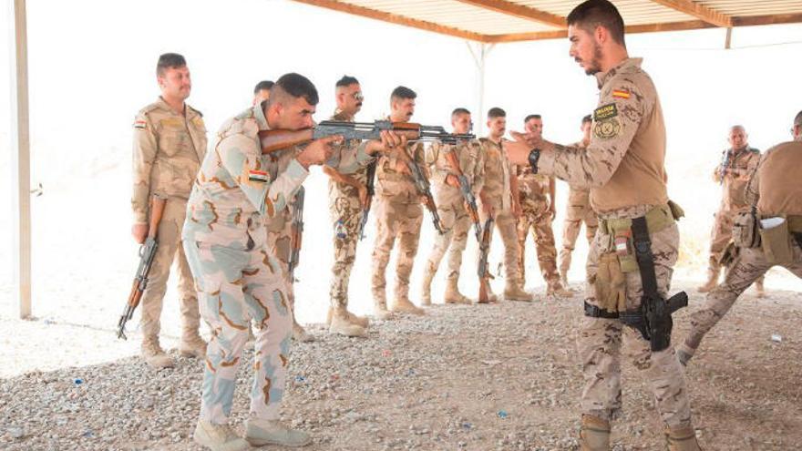 Miembros de la Brigada Canarias XVI instruyendo a soldados iraquíes.